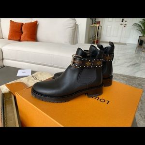 Authentic Louis Vuitton Discovery Flat Ankle Boots - RARE